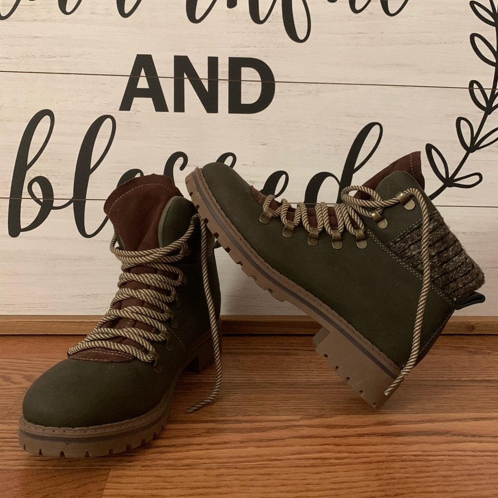 Women’s Green Hiking Boot 8